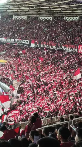 Merinding banget si, 70.000+ penonton 🔥🥹 #timnasindonesiajuara🇮🇩💪💪🔥🔥🏆🏆🏆 #indovsbahrain #indonesia #timnas #timnasindonesia #tanahair #tanahairku #lagu #sakral #digbk #gbk #koreo #keren #kece #🔥🔥 #bangga 