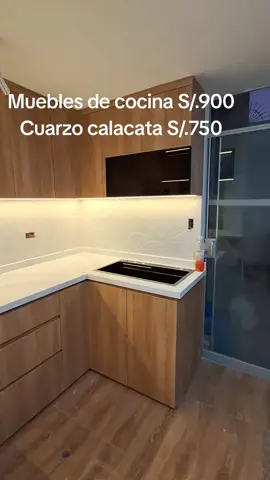 Pequeña y organizada cocina Precioso insuperable #cuarzo #mueblesmodernos #diseñodeinteriores 