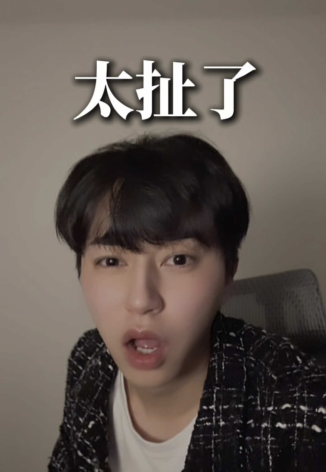 真的太扯了‼️‼️ 你們有遇過這麼便宜的投影機嗎？ - 🔥投影機內建部分： netflix｜youtube｜Disney 需要額外下載｜google play能下載其他程式｜支援HDMI ｜ 手機投屏｜要玩PS5那些主機遊戲都可以！ 它最大亮度是200流明相差外面多數版本的亮度只有到180！ 180度調整機身 HY300 PRO代  晶片713會更加順暢清晰 畫質官方數據能到1920*1080 影片最高支援到4K畫質 流明：180～200ANSI 能夠連結wifi & 藍牙！ 180度自由投屏 有自動梯型矯正 HY300pro投屏均勻度70～80% 機身頭部有可調聚焦滑鍵！ 本身有內建喇叭有降噪功能 投屏尺寸15～100寸 - 保固一個月如果有機身上的損壞&內建有問題拍照錄影後回傳我們皆可換貨！ 售後投影機到了的時候 會附上廠商的官方賴跟教學影片 提供完善的商品售後服務