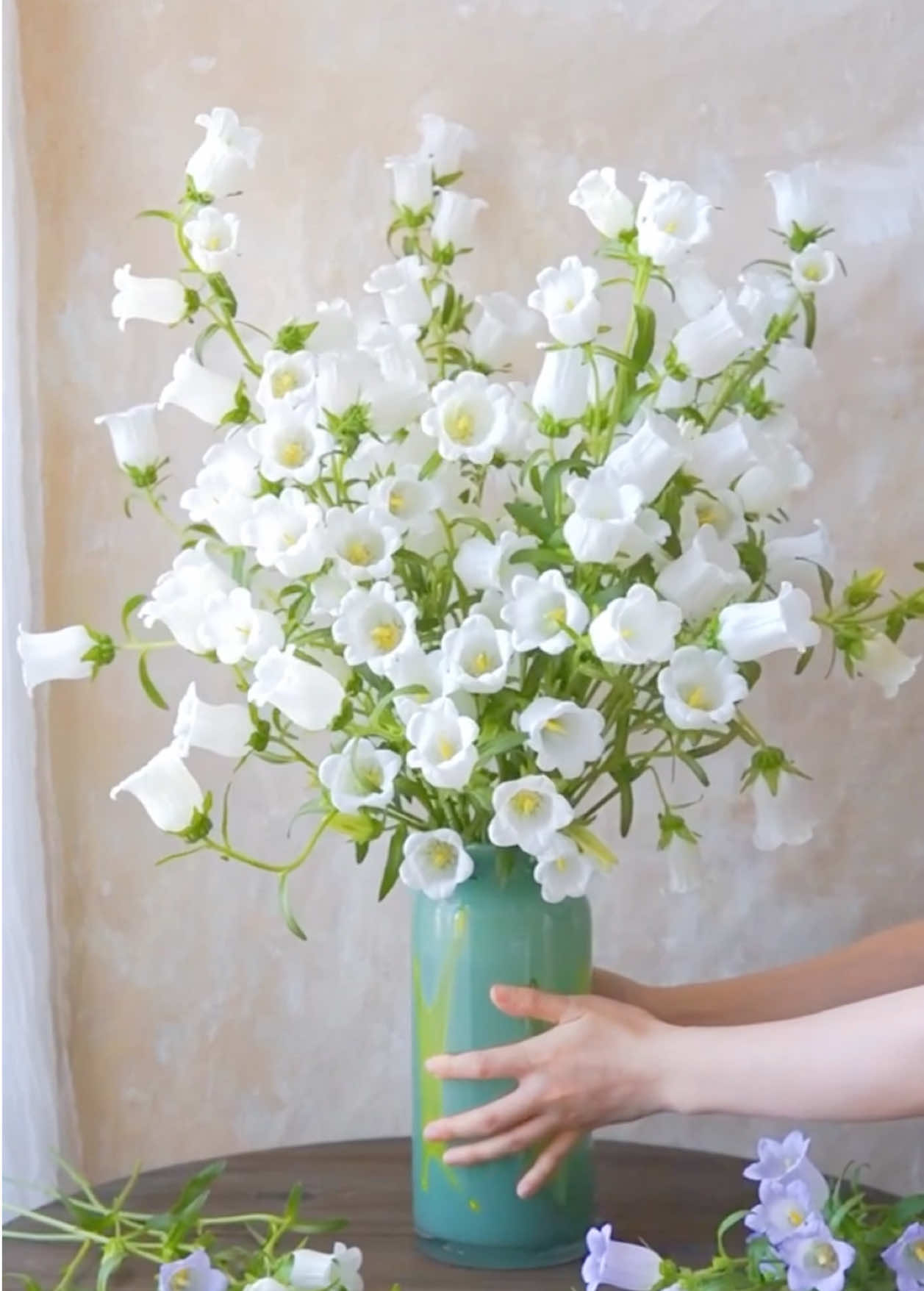 この花瓶には,白い風鈴の花が,爽やかで,幻想的です❤️ White chimes with this vase🌿, very fresh, very dreamy #flowers #插花 #花艺 #花瓶 #花束 #flower #東洋の美学 #flowerarrangement 