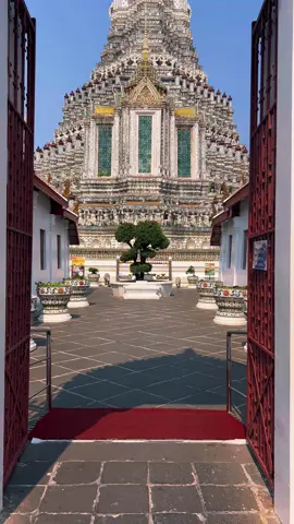 Have you ever been to Wat Arun early in the morning? #watarun #watarunbangkok #wataruntemple #bangkok 