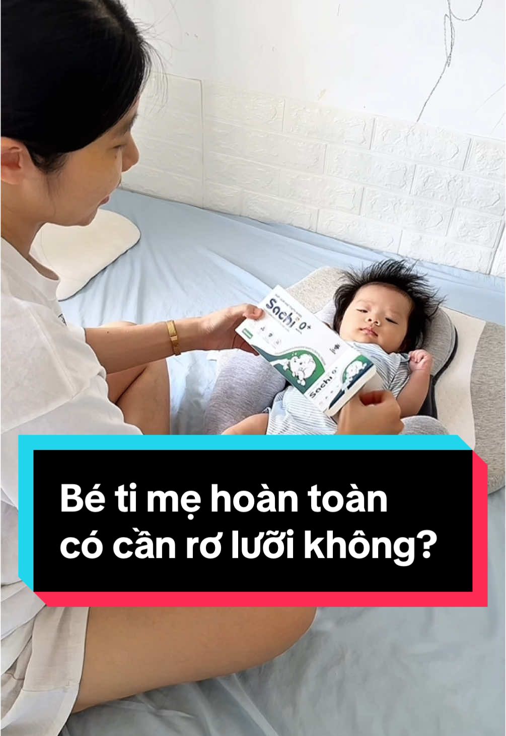 Tần suất rơ lưỡi khuyến cáo: Ti mẹ hoàn toàn: 2-3 ngày một lần, ti kết hợp: 1-2 ngày, ti sữa ct: nên vệ sinh mỗi ngày nè các mom #mebimsua #gacrangmieng #gacroluoi #sachibaby 