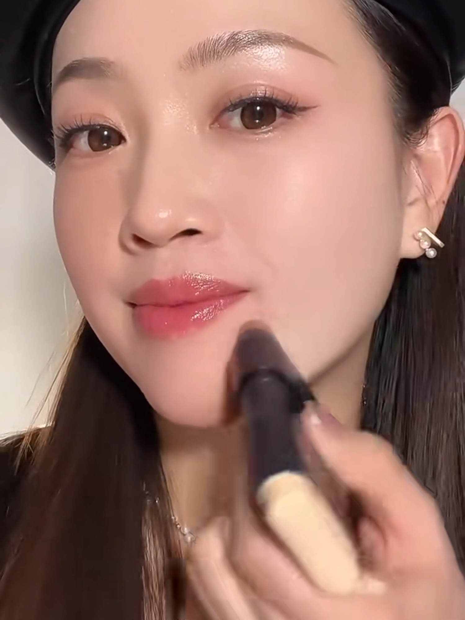 Mặt mộc cũng có thể tự tin ra đường! ✨ Chỉ cần thoa nhẹ, làm sáng da tức thì, kèm cọ tán đều giúp lớp trang điểm tự nhiên! 💖💄 #ThanhTrangĐiểm #TrangĐiểmNhanh #DànhChoNgườiLười #LớpTrangĐiểmTựNhiên #BíQuyếtLàmĐẹp #CheKhuyếtĐiểm