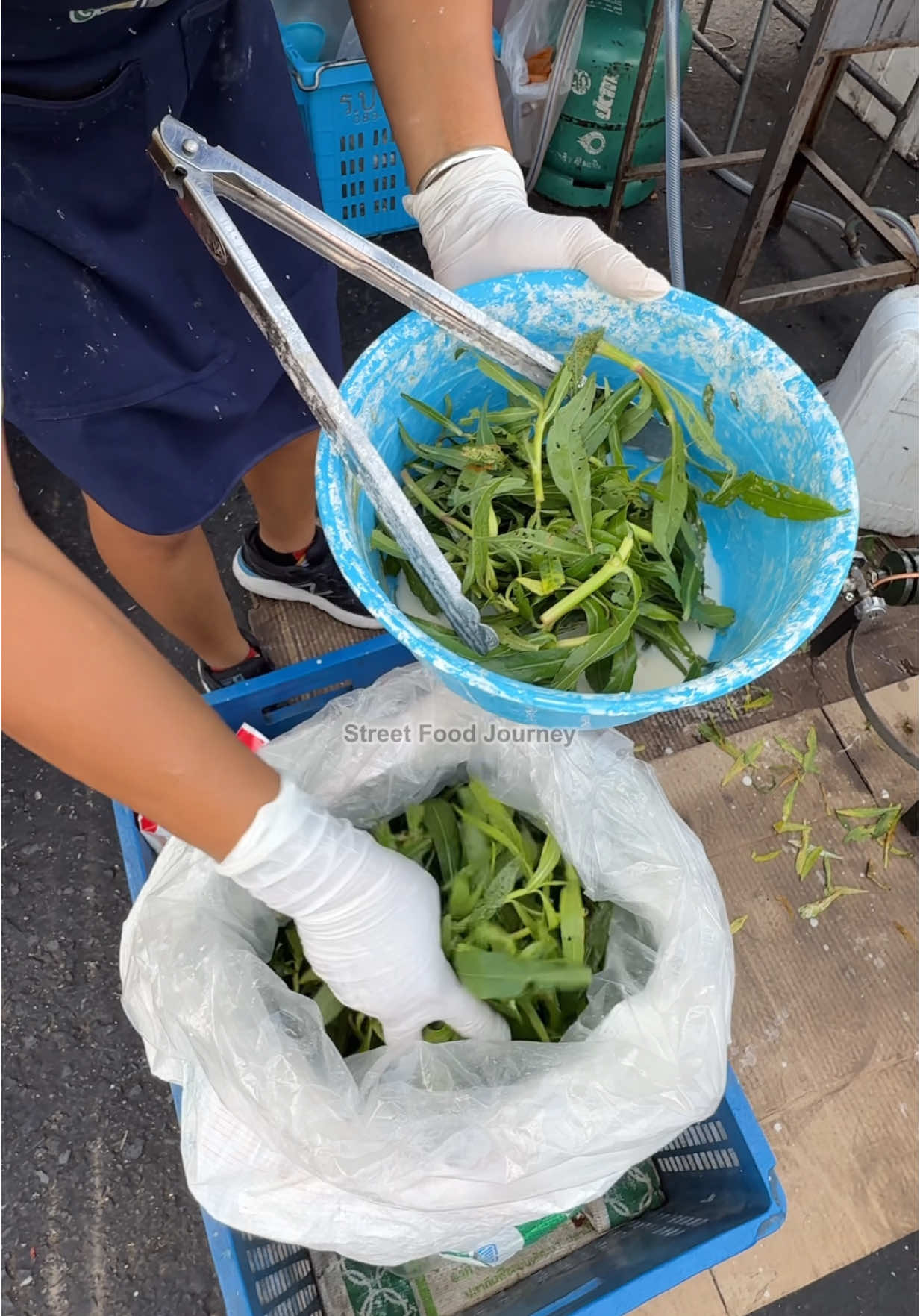 How To Make Crispy Fried Spinach In Thailand 🔍 Business name  Fried Spinach  📍Address Chomphon PO Market, Saraburi, Thailand  💵 Price  20 Baht/$ 0.60 USD #thailand #streetfood #nightmarket 