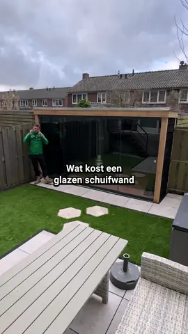 Wat kost een glazen schuifwand zoals dit? 👀 #tuinmaterialen #glazenschuifwand #tuininspiratie #fyp