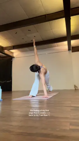 after almost a month off 🥹 feels good to be back on the mat early in the morning 🫶🏻 #yogatok 