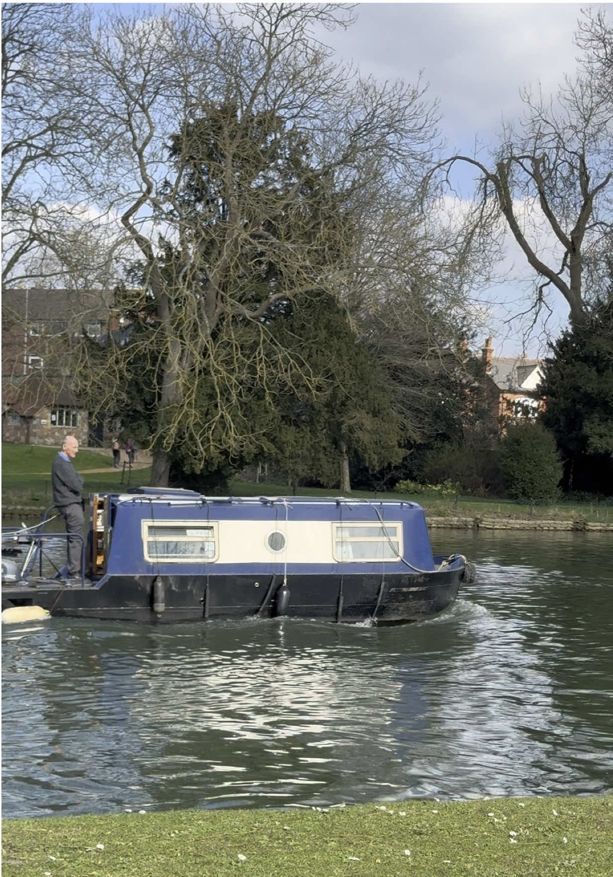 From Cityscapes to Countryside: The Magic of the Thames by Boat” #ThamesJourney #ScenicBoating #LondonToCountryside #UKExplorers #WaterwayViews #NatureVibes #BoatingFun #hiddengems 