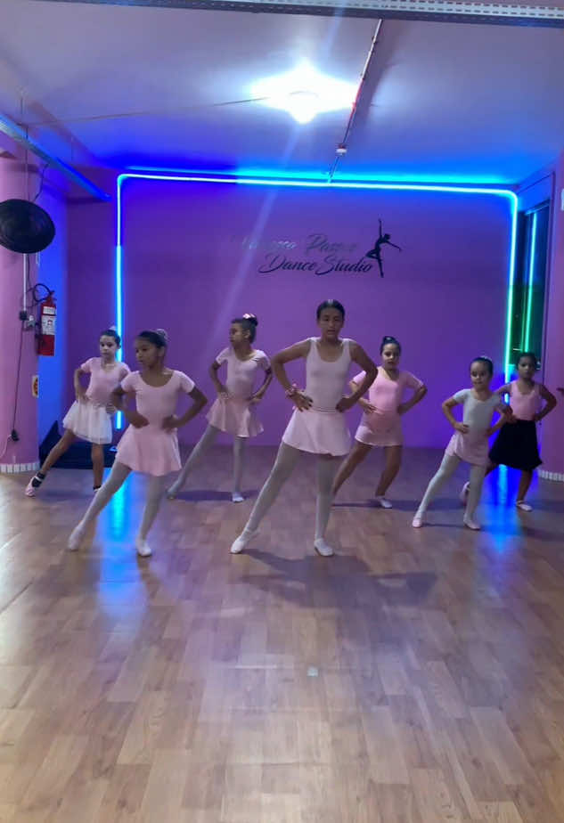 🩰 As bailarinas do Ballet Infantil caíram na Trend também!😍🕺🏻🎶 #trend #trendreels #apt #navegantessantacatarina #ballet #infantil #educação #ensino #dance #dança #meninas #ensinofundamental #dancinha