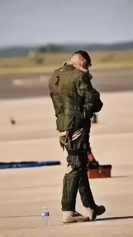 Pilotos de caças entrando no clima para loucas manobras!!!!  #forcaaereaamericaa #armyusa #USairforce #manobras #caca 