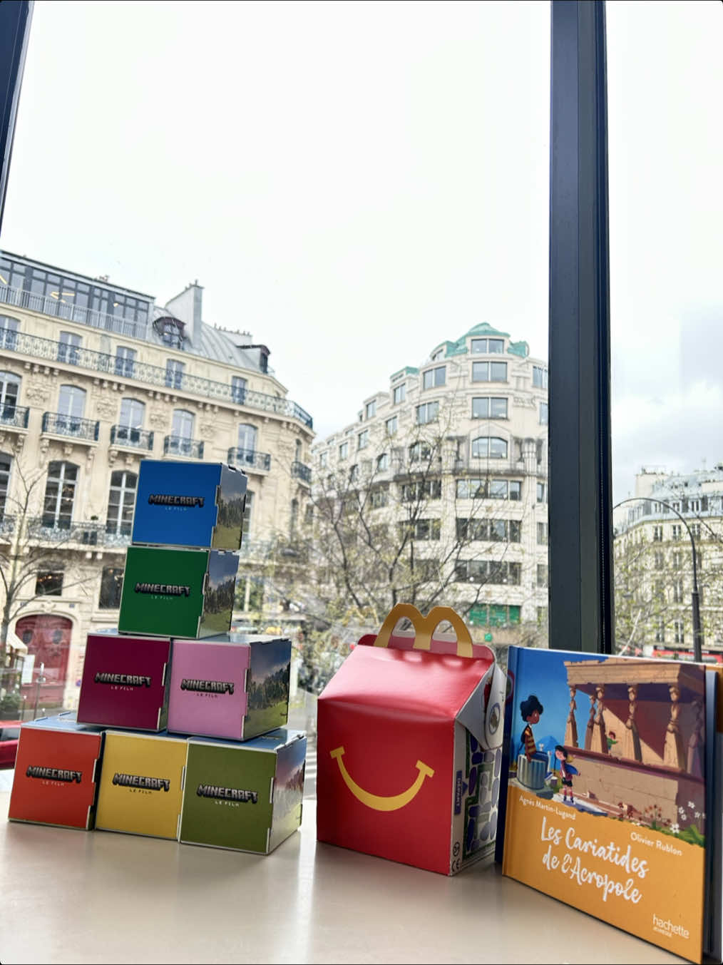Le monde de Minecraft vient pixeliser votre Happy Meal ! 👾  Collectionnez dans votre Happy Meal 7 boîtes exclusives et découvrez : 🧩 Un puzzle recto verso (3 versions) 🛠️ Une figurine à construire (2 personnages) 🃏 Un jeu de cartes illustrées (2 versions) Et pour les amoureux de lecture, retrouvez 