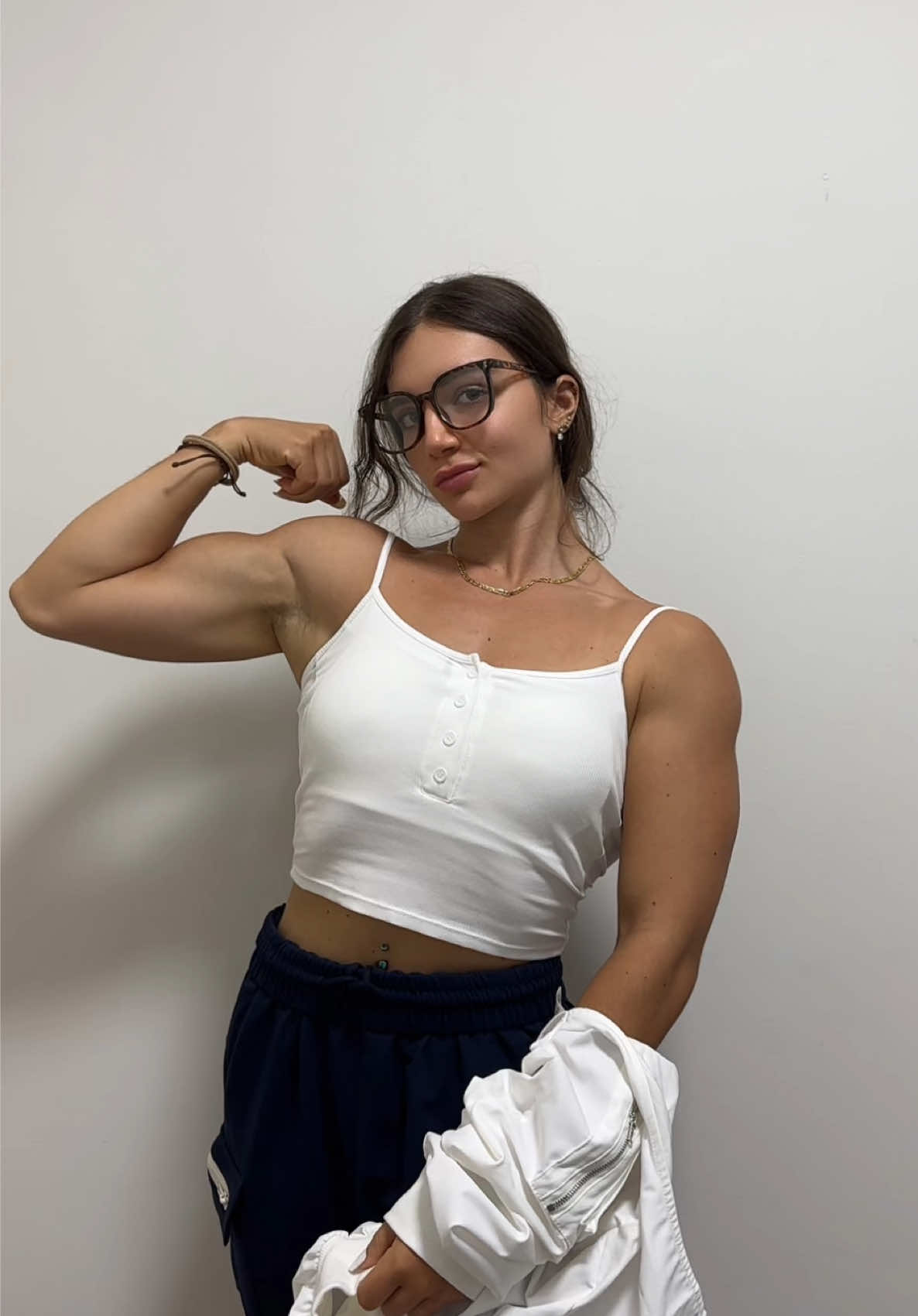 Che senso avrebbe coprire il corpo per cui mi impegno e fatico ogni giorno? Il duro lavoro si indossa con orgoglio, non va nascosto🙂‍↕️🔥 #musclemommy #gymtokitalia #gymgirl #bodybuilding #gymgirlsoftiktok #palestra #fyp #perte 