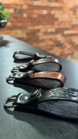 @Edylson Escobar (HaldysArts)  Carteiras, pulseiras, cintos e acessórios 100% couro!!! 👉Chaveiro de Couro Pronta entrega ou sob encomenda com personalização com seu nome ou marca.  😉Venha conferir de perto a exclusividade do trabalho artesanal em couro. 📦ENVIAMOS PARA TODO O BRASIL! “Cada peça é meticulosamente criada com paixão e habilidade.” #handmade #couro #carteiras #carteirasdecouro #portacartao #portacartaodecouro #cintos #cintodecouro #chaveirodecouro #garagemdecarros #carros #artesanato #feitoamao #courolegitimo #artesao #leather #trabalhomanual #campograndems #brasil 