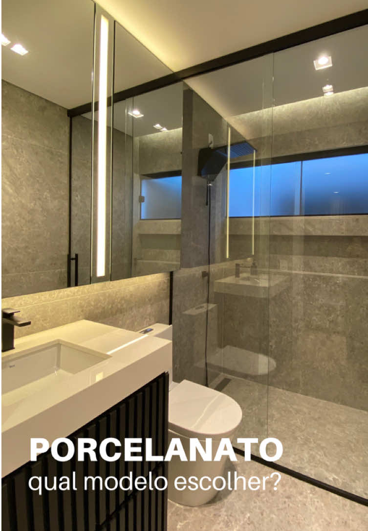 Eu já amava esse padrão de porcelanato estilo granilite e agora, após testar na minha casa, essa paixão só aumentou! 🤭✨ A escolha do porcelanato ideal depende do equilíbrio entre estética e praticidade para o seu ambiente. Por isso, é importante escolher um porcelanato que, além de bonito, facilite o seu dia a dia. Lembre-se: independentemente do padrão de cores ou estampas, mesmo em tons mais uniformes, opte sempre pelo acabamento acetinado. Ele não reflete a luz do ambiente e ainda disfarça as marcas no piso. 🩶 Dica boa é dica compartilhada! Envie para quem também precisa dessas informações 🏡✨ Projeto: @elainecarvalhoarquiteta  #porcelanatobanheiro #arquiteta #banheiroplanejado #porcelanatogranilite #dicasdearquitetura #decoração #projetointeriores 