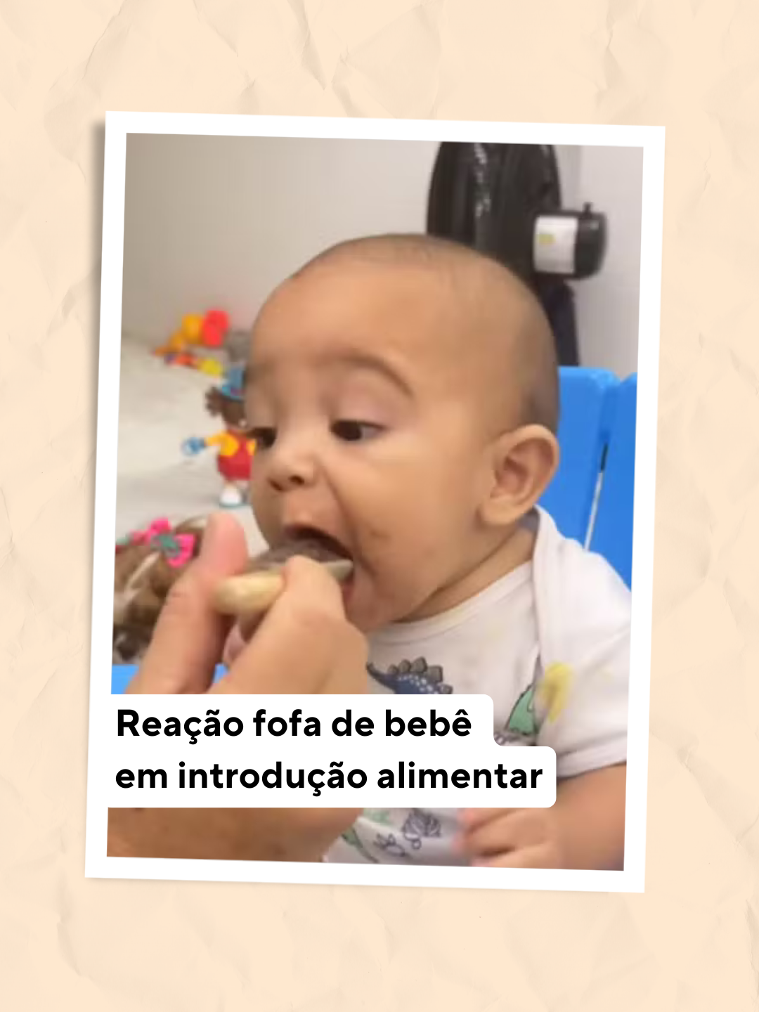 Até parece que nunca tinha visto comida antes! 😂 O pequeno Deive, de 7 meses, não pode ver uma colher que já abre aquele bocão desesperado! Em entrevista exclusiva pra CRESCER, a mamãe Daiana Lins contou que a introdução alimentar do Deive, de 7 meses, foi um sucesso desde o início. 