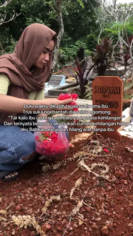 Lagi dikerjaan tiba2 hati ga karuan inget ibu, tanpa mikir panjang dan ga mikirin pakaian langsung izin buat keluar sbntr ke makam ibu dan bner bu omongan2 ibu waktu ibu masih ada dan resti ngerasaiin sakit yang bner2 sakit setelah ibu udh pergi dri dunia😭 gunaiin waktu sebaik2 kalian selagi orang tua masih ada, karna klo salah satunya udh pergi hidup kita serasa hancur🥹😌#ibu #kangen #surgaku #idulfitri 
