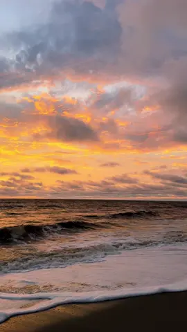 “Sometimes all you need is a break.” ❤️‍🩹🌅🌊 #sunsetlover #beachtherapy #goldenhour #oceansunset #paradise #florida 