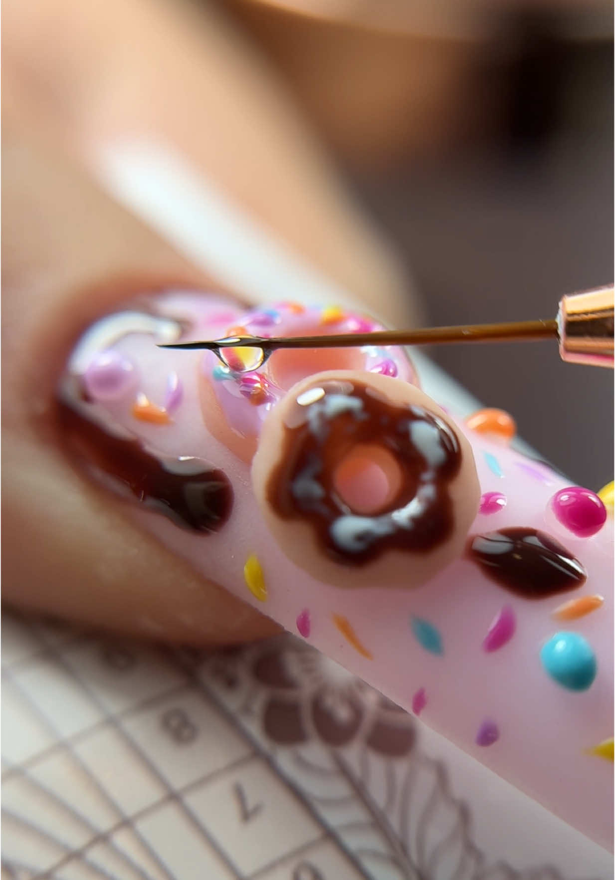 Una de Donas 🍩3D utilizando el •Pro Ombre 13 de @Honey Phan 𝒞𝒪𝒟ℰ:”Becerra10” para 10%off #3dnailart #donuts #donas #donutnails #uñascondonas #nudenails #pinknails #birthdaynails #partynails #nails #acrilico #uñas #ungles #tutorialdeuñas #nailtech #nailideas #fypnails #nailinspo #squarenails #nailsoftiktok #nailartist #chocolatenails #lovernails 