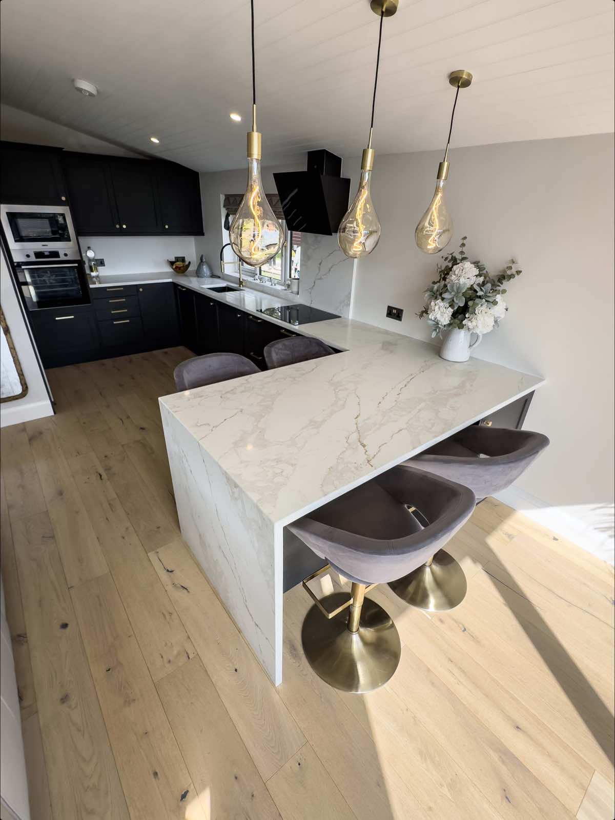 A stunning lodge kitchen completed for Andy, featuring our gorgeous Florence Gold Quartz! ✨🏡 What’s your favourite part of this kitchen?👇 #KitchenGoals #FlorenceGold #QuartzWorktops #HomeTransformation #LodgeLiving #MeridianGranite #KitchenInspo #DreamKitchen #lodge #lodgelife #quartzworktops #luxurylodge #yorkshire #luxuryhomes #homeliving 