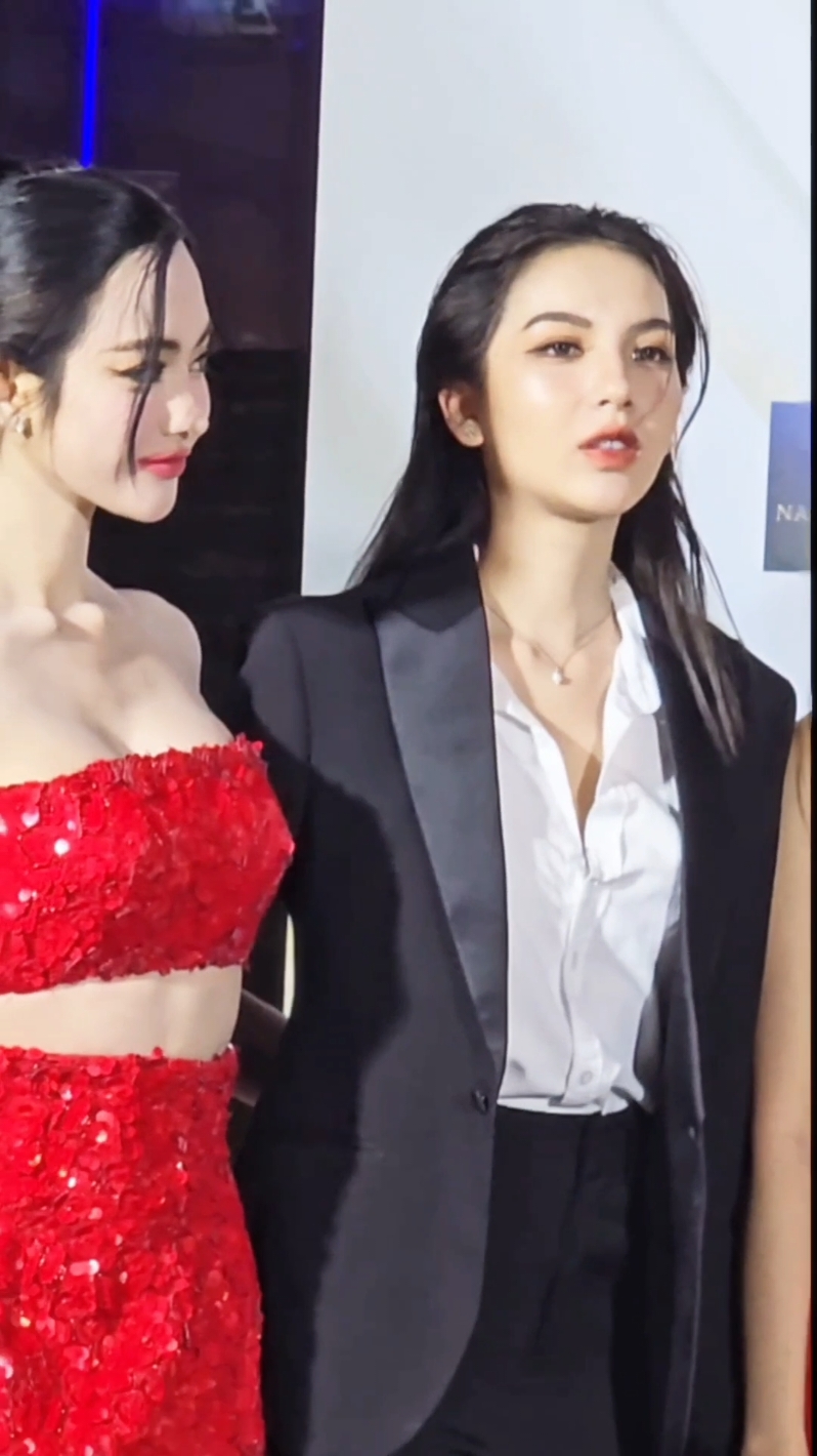 ยัง ยังจะ ทิ้งทวนหวีเปียกสูทหล่อ😂#emmamartini #odaisy_official #jinma #จินม่า #missgrandthailand #mgibeyond #mgi #ตึกส้ม #มิสแกรนด์ไทยแลนด์ 