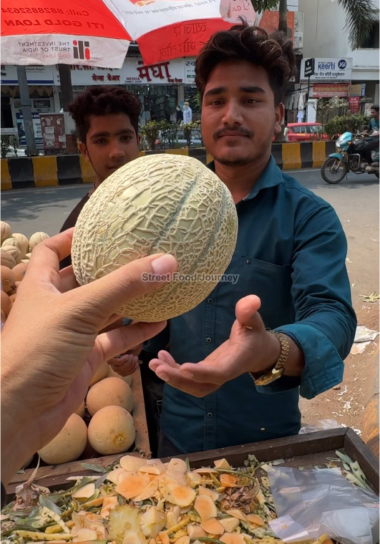 Is This The Correct Way To Cut Melon? Fruit Cutting Skills  🔍 Business name  Melon 📍Address Mumbai, India 💵 Price  50 Rupee/$ 0.25 USD #india #fruit #market #melon 