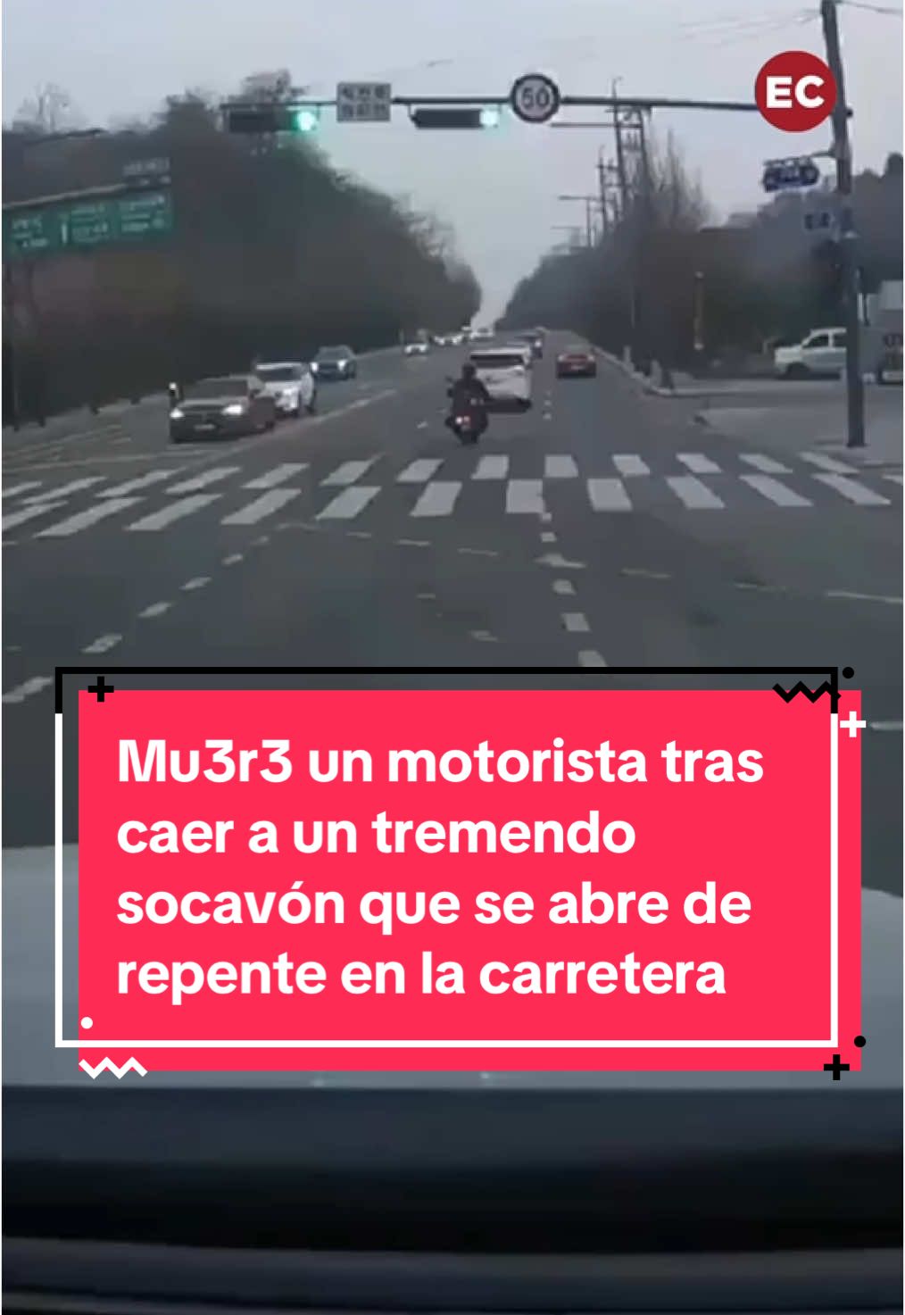 Mu3r3 un motorista tras caer a un tremendo socavón que se abre de repente en la carretera 🔴 Un espectacular socavón de 20 metros de ancho y 20 metros de profundidad sorprende a conductores y motociclistas en plena carretera en Seúl (Corea del Sur). La furgoneta que grababa el suceso logró detenerse pero el motociclista que estaba delante cae directamente al agujero, perdiendo la vida.  ❗ Los equipos de rescate trabajaron durante casi 18 horas para localizar al hombre de 30 años, realizando trabajos de bombeo y excavación, hasta encontrarlo sepultado a un metro de profundidad. 🔔 Activa las notificaciones para no perderte nada.