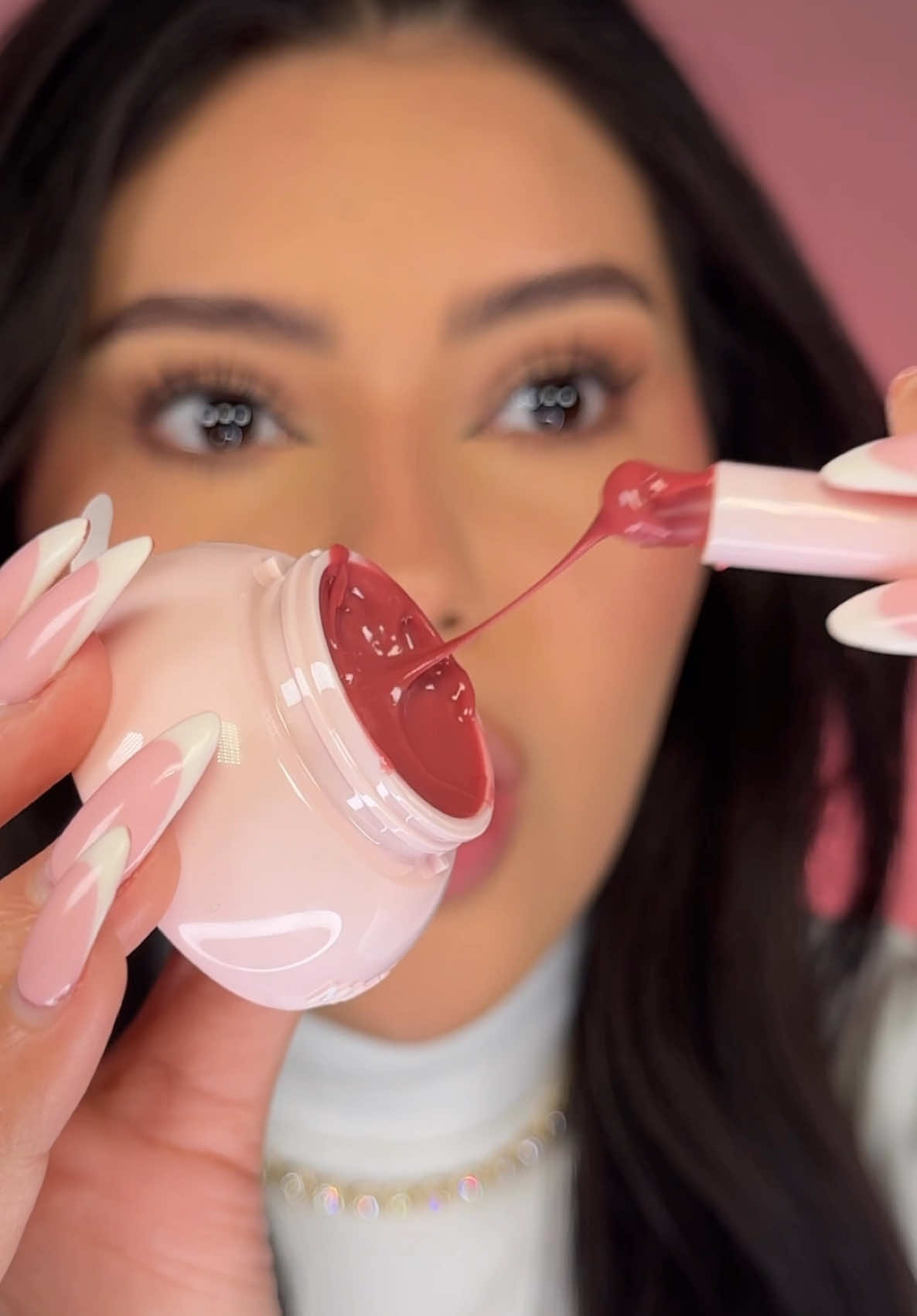 El labial de GELATINA MÁS SATISFACTORIO🍧👄🎀 Se llama ‘Hydra Jelly Pocket Lip Jam’ de @SHEGLAM y es como los que usan las coreanas para dejar sus labios súper jugosos💦 ¿Quieres que pruebe los demás tonos?😍 #SHEGLAM #SHEGLAMLipJam #juicylips #puddingpot #gloss #fyp #glossylips #BeautyReview 