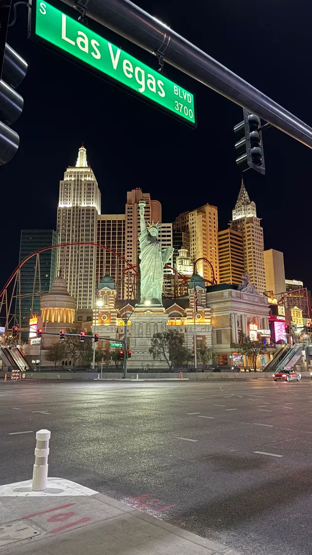 #lasvegas #photo #night #casinoheist #money #kln #l2b 