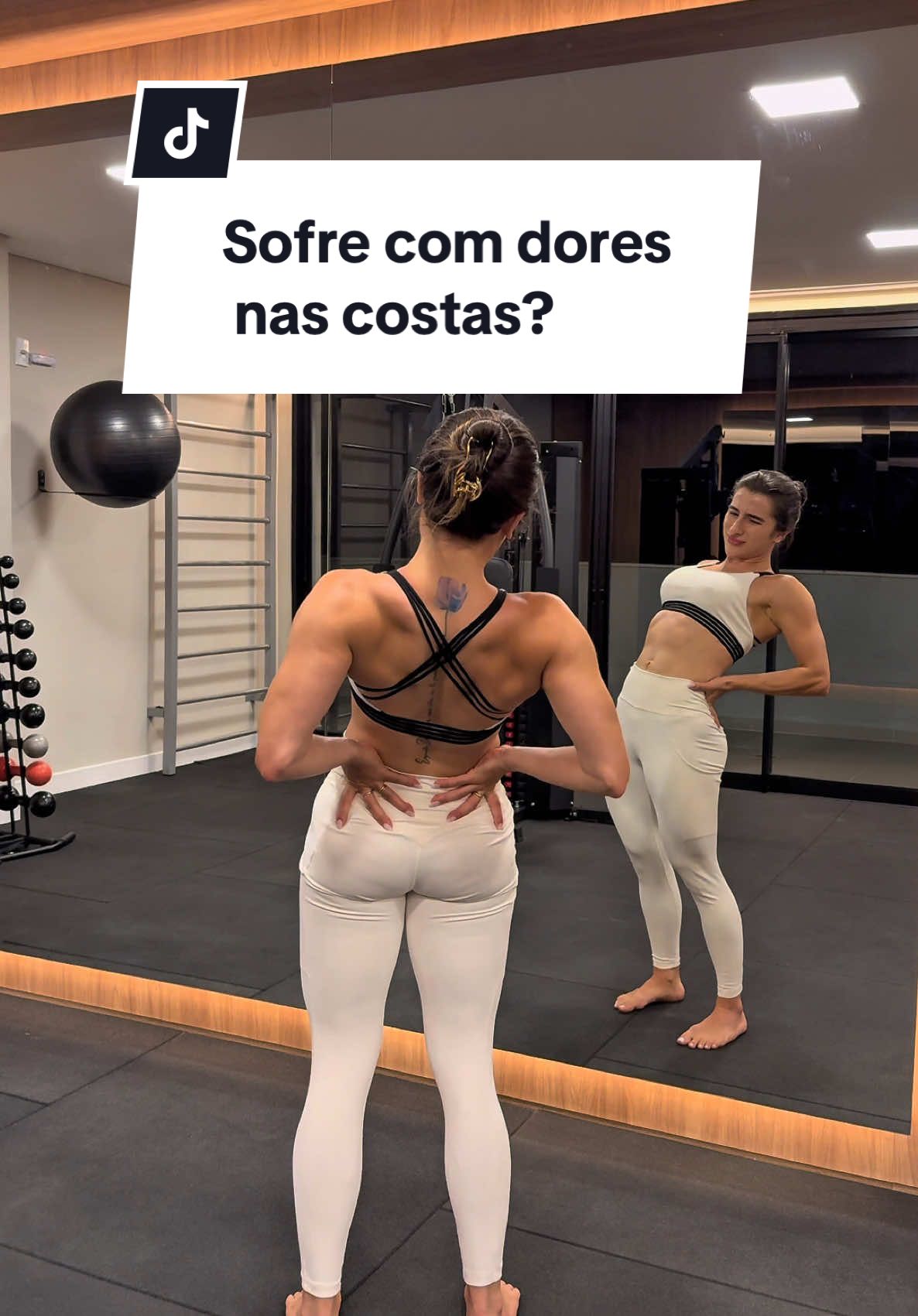 Se você tem escoliose. Faça esses exercícios👇🏻 Prancha lateral. Prancha ventral. Perdigueiro dinâmico e estático. Extensão de tronco isométrica no chão. Abdução de quadril com a faixa elástica. Abdução de quadril na polia. Elevação de quadril com a faixa elástica. Remada unilateral no cabo ou com halter. Crucifixo inverso. Puxada. Báscula no cabo. O treino de fortalecimento precisa fazer parte da rotina de quem tem escoliose. Além de evitar dores, também ajuda a melhorar a postura e a corrigir significativamente a assimetria, causada pela curvatura. Então, não deixe de treinar👊🏻