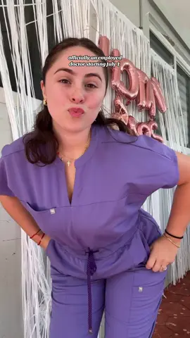 Siempre fresquita con mis scrubs de @fabletics scrubs y con trabajito nuevo🥹🥰 • • • #fableticspartner #fableticsscrubs #scrubsmadetomove • #obgynlife #obgynresidency #matchedobgyn #obgyn #matchday2025 #imatched #nrmp #residencylife #applieddoctorate #doctorjob #latina #medstudentlife #womeninmedicine #womeninmedicine #medicalstudent #ms4 #img #latina #latinoinmedicine #surgeons #futuredoctor #medstudent #imgstudent #medstudents #doctorsintraining #match2025 