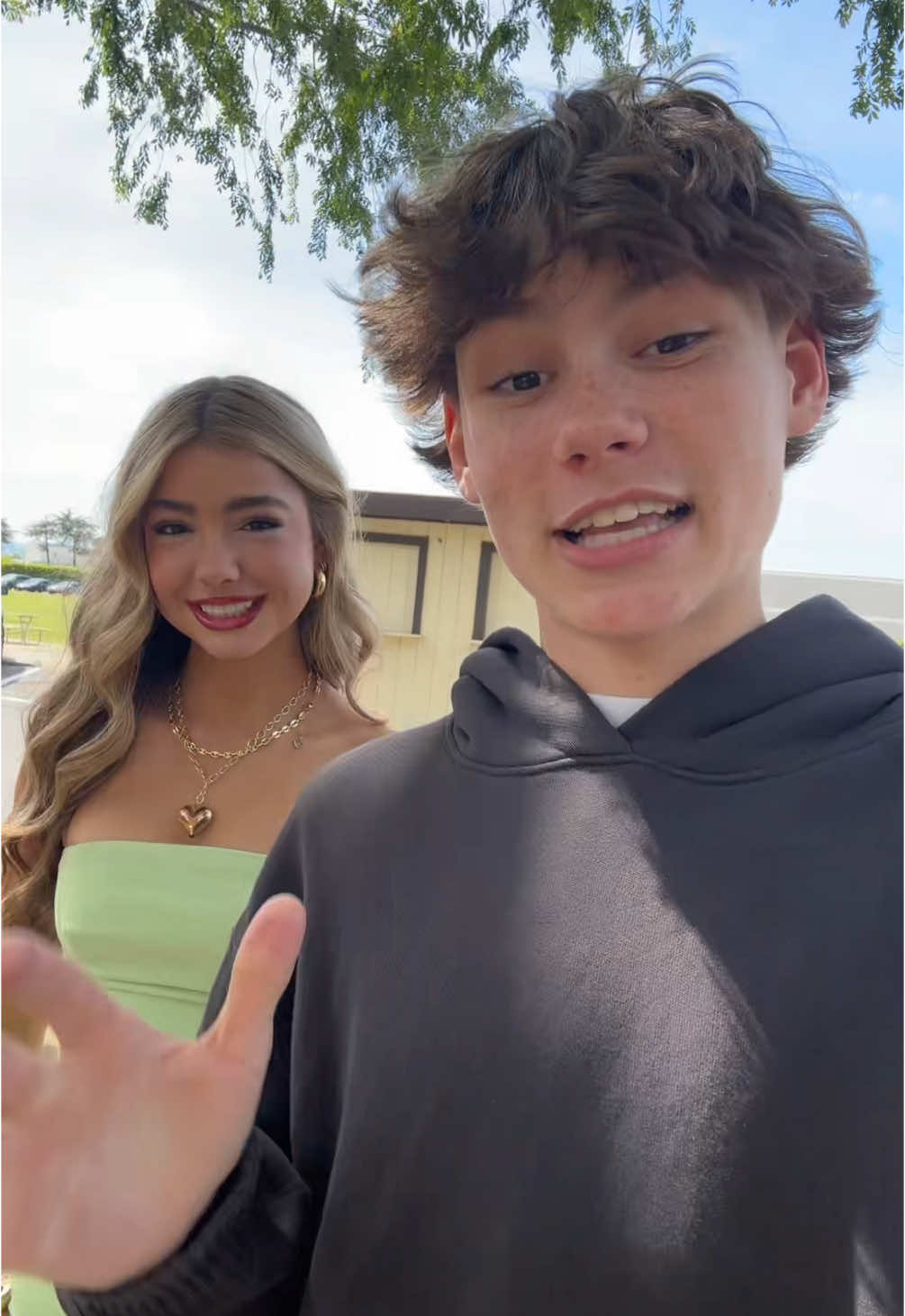 Girl in green 👀👀 #fyp #foryoupage #blowthisup #viral #sounds #audios #soundstouse #audiostouse #audiogirl #hairstyle #dress #girlingreen 