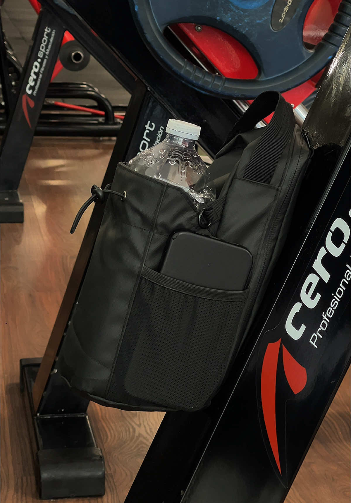 Get your Magnetic Bag to hold your water bottle and gym essentials 😎 #magnetic #bag #GymTok #gym #essentials #gymessentials #Fitness 