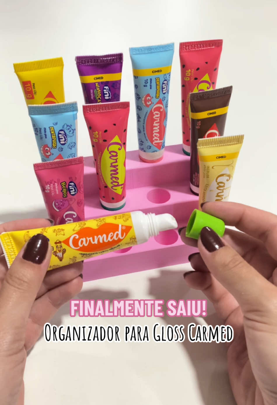 ✨ORGANIZADOR GLOSS CARMED✨ 💖 Está procurando uma forma fofa e prática de organizar seus hidratantes labiais Carmed? Eu criei esse suporte rosa usando impressora 3D e um filamento de acabamento sedoso, ideal para quem ama decoração funcional! ✨Espaço para 12 Carmed ✨Encaixe perfeito ✨Cor super delicada pra deixar sua penteadeira organizada e charmosa. #organizadorcarmed #gloss #carmed #carmedfini #carmedanacastela #boiadeira #hidratantelabial #maquiagem #penteadeira #organização #satisfatorio #impressora3d #impressão3d  #criatividade @Dekora 3D 