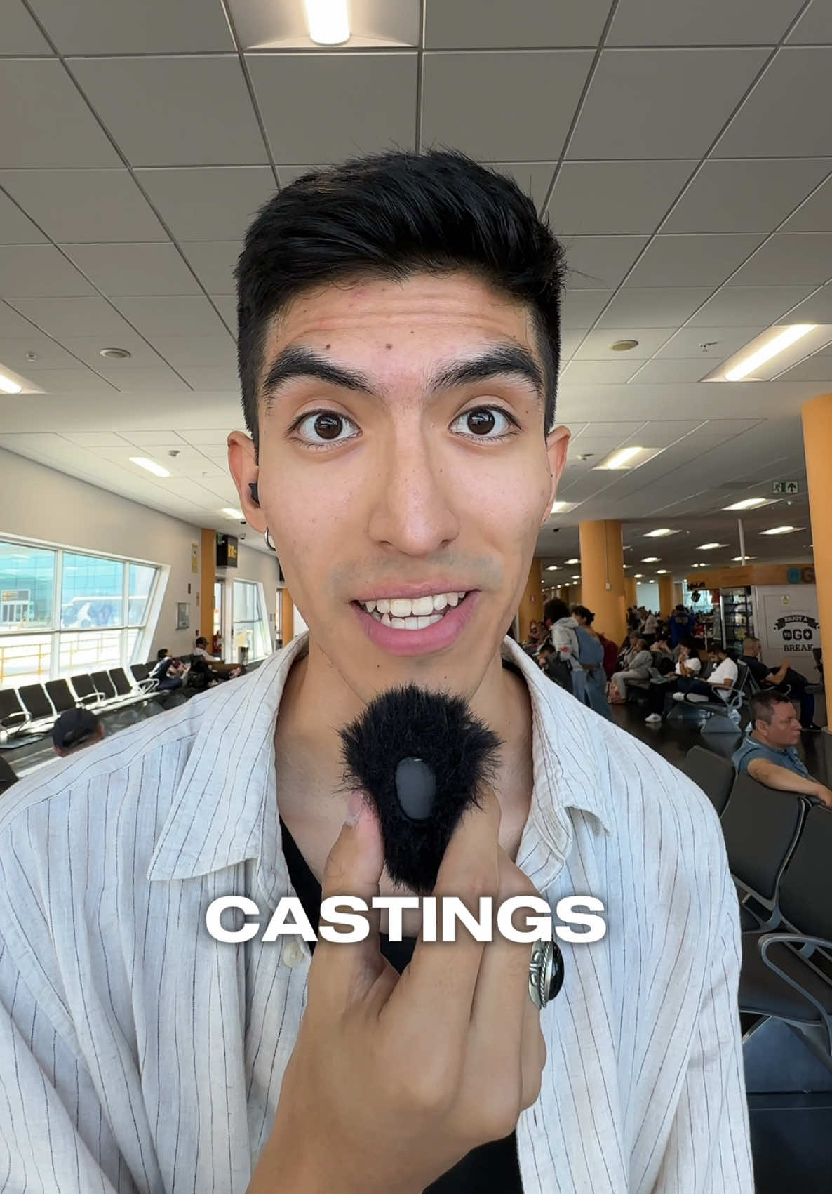 Te llega un casting de urgencia. Estás fuera de casa, sin estudio, sin micrófono. Adiós oportunidad. Por eso, yo SIEMPRE llevo mi micrófono. Uso el Hollyland Lark M2 de @Hollylandglobal porque es pequeño, inalámbrico y suena súper bien en cualquier lado. Así no pierdo ni un casting. ¿Tú ya llevas el tuyo? Cuéntamelo en los comentarios. 👇 #locutorcomercial #hollyland #larkm2 