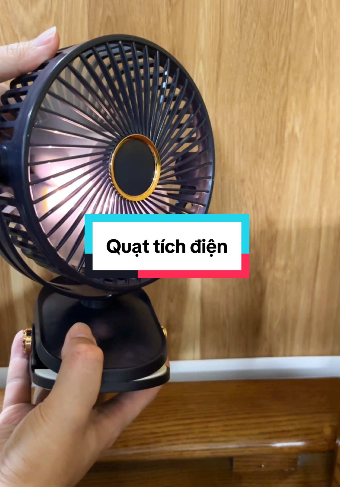 1 chiếc quạt tích điện trên bàn làm việc, nhỏ gọn mà có võ lắm nha #quattichdien #quatkeptichdien #quattichdienmini #dungdunggi 