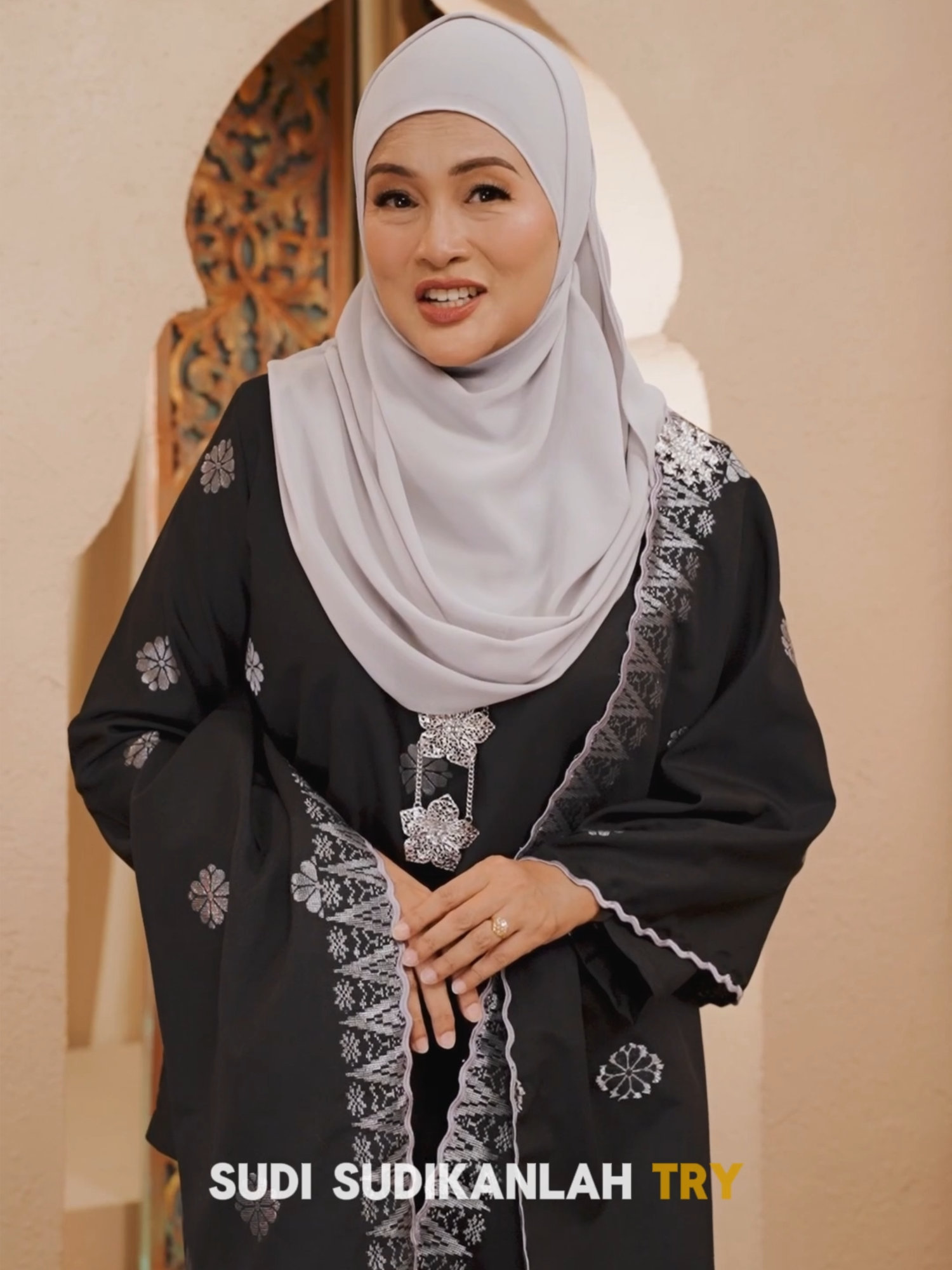 Untuk anda yang mencari keanggunan tradisional, Baju Kurung Kedah pilihan terbaik. sesuai di pakai di pelbagai majlis majlis terbuka atau tertutup.. Pilihan yang tepat untuk wanita wanita yang inginkan vibe klasik. #songketdunia #raya #shoppingraya#sampinsedondon #kurungsongket #bajumelayu