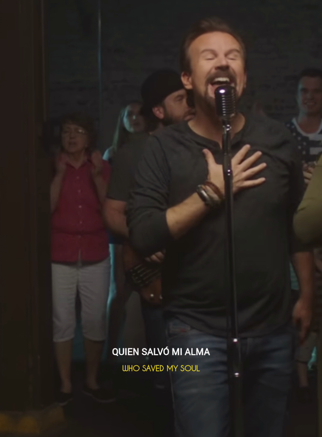 Nobody Casting Crowns ft Matthew West  Pt1  Significado: Habla sobre la humildad y la importancia de reconocer que las grandes hazañas y el propósito de la vida se encuentran en la fe y en la figura de Jesús.  La letra refleja la idea de que, a pesar de que uno pueda considerarse un 'nadie', hay un valor intrínseco en compartir la historia de Jesús y cómo ha transformado la vida del creyente. La canción utiliza referencias bíblicas, como las figuras de Moisés y David, para ilustrar cómo Dios ha utilizado a personas aparentemente inadecuadas o no calificadas para cumplir propósitos significativos. Estos ejemplos sirven para recordar al oyente que no importa cuán insignificante se sienta, puede ser parte de algo más grande que sí mismo. La repetición del estribillo 'I'm just a nobody trying to tell everybody / All about Somebody who saved my soul' enfatiza la misión del creyente de difundir el mensaje de salvación a través de Jesús, independientemente de su estatus social o habilidades personales. El mensaje central de la canción es que la fama y el reconocimiento no son importantes; lo que realmente cuenta es vivir de una manera que refleje la fe y el amor de Jesús.  La letra 'So let me go down, down, down in history / As another blood-bought faithful member of the family' muestra el deseo del narrador de ser recordado no por sus logros personales, sino por su fe y su pertenencia a la comunidad de creyentes.  'Nobody' es un recordatorio poderoso de que en la fe cristiana, todos tienen un lugar y un propósito, y que la verdadera grandeza se encuentra en servir y glorificar a 'Nadie más que Jesús'. #castingcrowns #matthewwest  #musicacristianaeningles #músicacristianaenespañol #hagamosviralajesus #ifigotjesus 