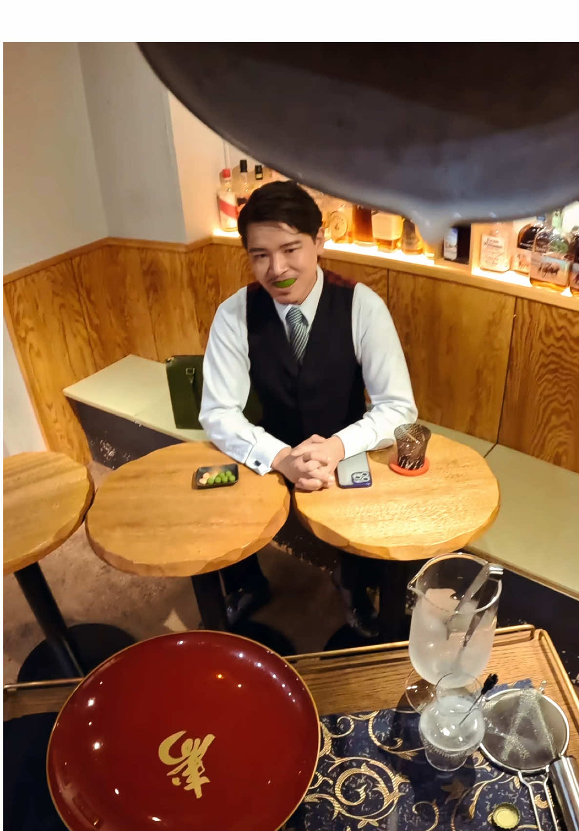 バーテンダーが見てる世界。お客様にまたも異変が…。こちらの世界的に有名なカクテル「ウイスキーサワー」は前回1350万回バズりをしました。 【マスターオブウイスキーサワー】 #asmr