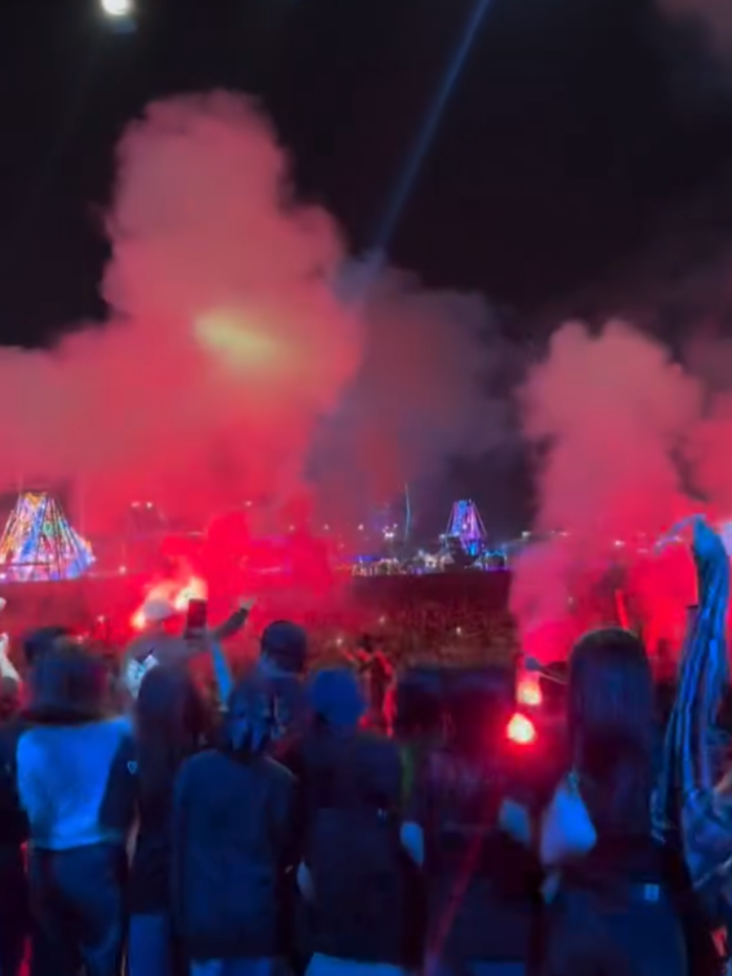 Mas Amek mas amek ma ma ma mas Amek... Siiikaaaaaaaaat @Rebellion Rose  #pasarrakyat #ambarawa #rebellionrose #punkrock #sehatselalusodaraku #hanyacintayangdapattumbuhdisini #akukamudansamudra 