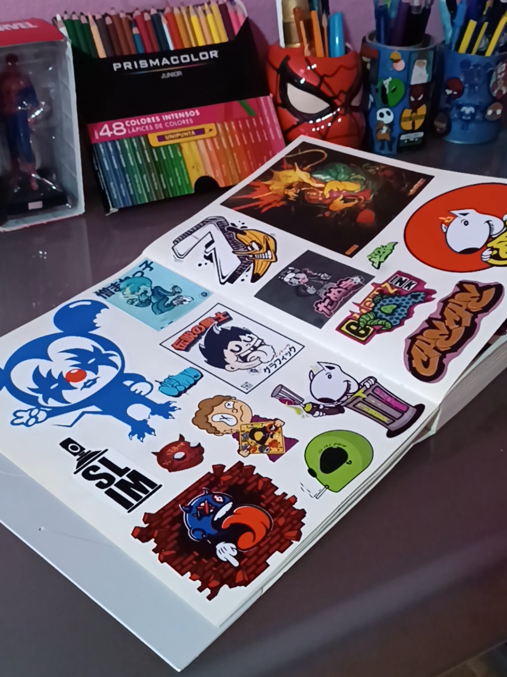 Black book tour #graffiti #sticker #streetart #street #artecallejero 