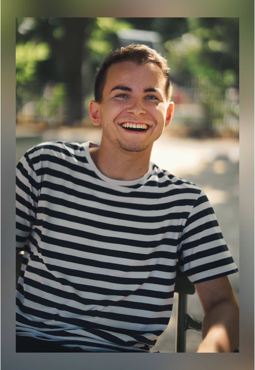 « On ne sera pas amis » 😅 . Le PhotoMentalisme c’est quoi ?  C’est un concept photo 📷 et vidéo 🎞️ dont le but est de capter le sourire sincère chez les gens.  . Vous pouvez soutenir mon travail en utilisant le code MENTALISTE sur le site de @ipln.fr . #A7IV #portrait #portraitderue #mentalisme