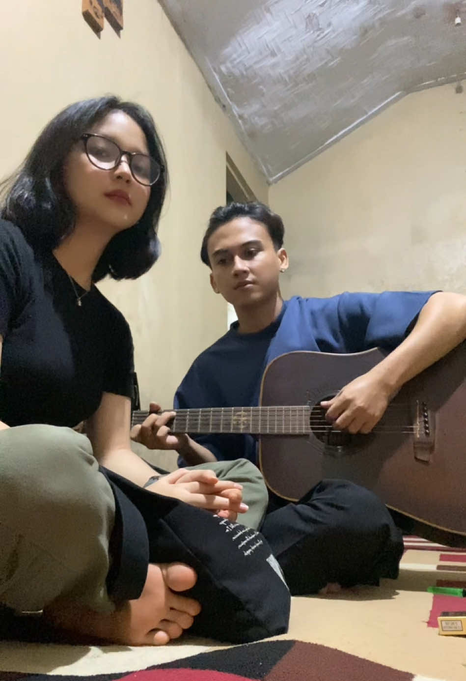 Lagi macak romantis malah ono tamu @Nanda Sayang 