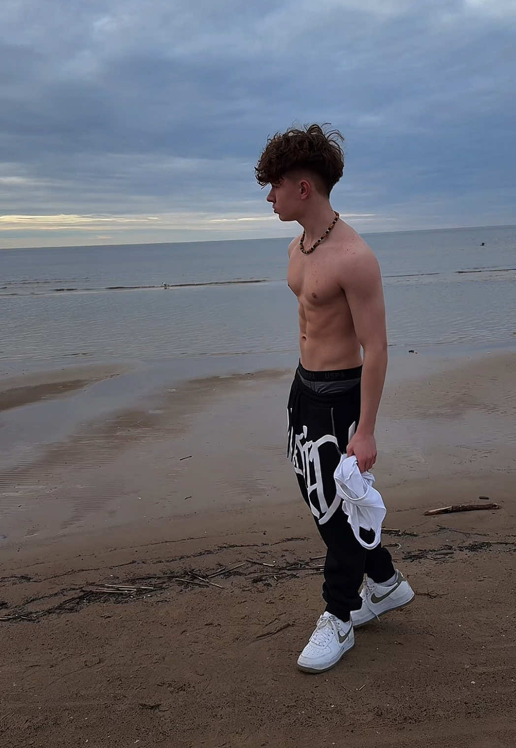 It’s 10 degrees and I’m topless 🥲 - Get my Full Workout 💪 and nutrition 🥗 program, link in bio 🔗 - Have a blessed day - Please remember to follow ✅ and like ❤️  - #gym #sweatwithsash #beach #beachlife #gymmotivation #fyp #blowthisup #absworkout 