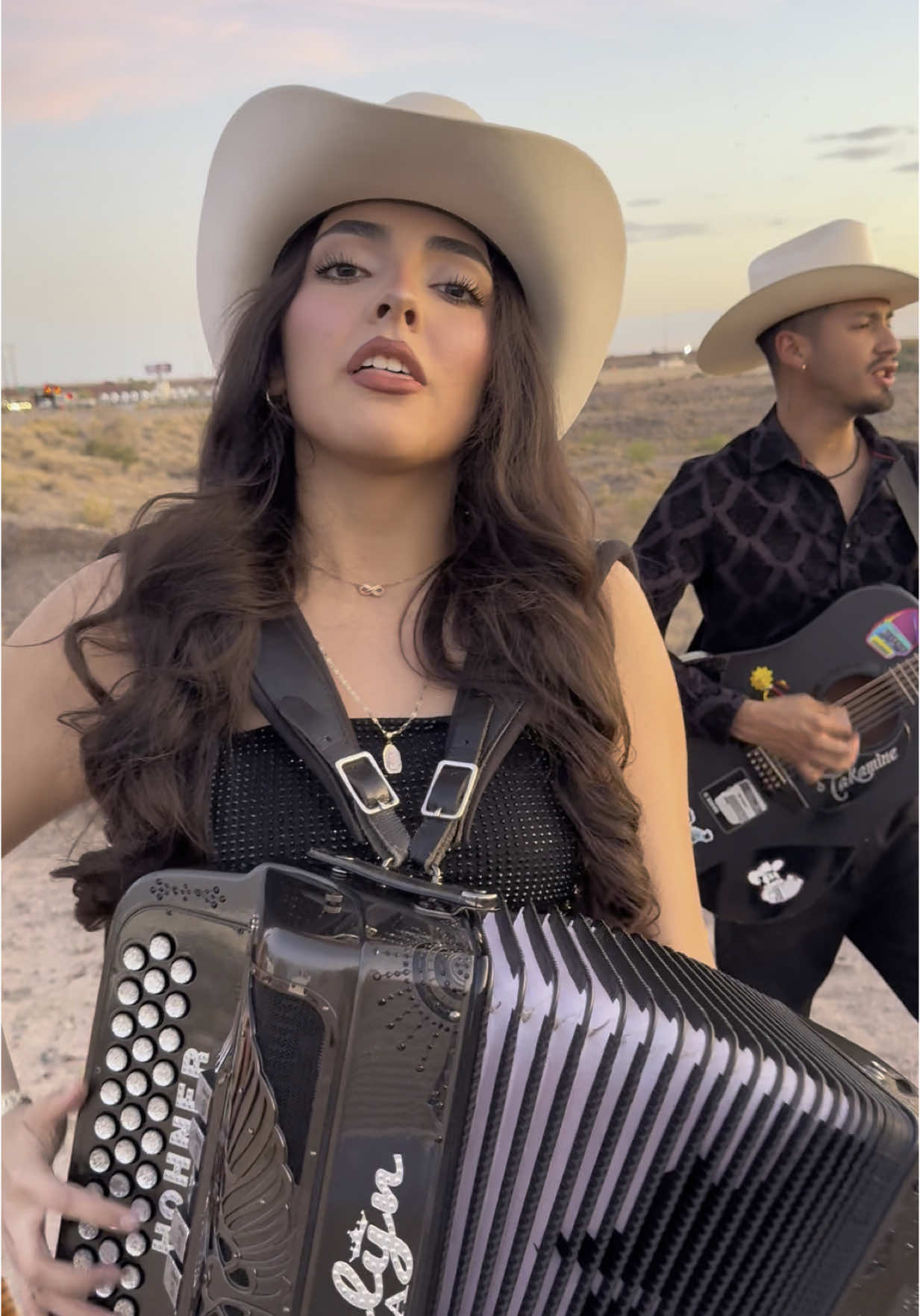 Ramiro sierra #alteñada #evelynozuna #fyp #foryou #explorepage #tolocheyacordeon #chicotiadas #corridos #alameñosdelasierra #hohner #hohnercustom #mujertocandotololoche #tololocheyacordeon #mujeresacordeonistas  #tololochera