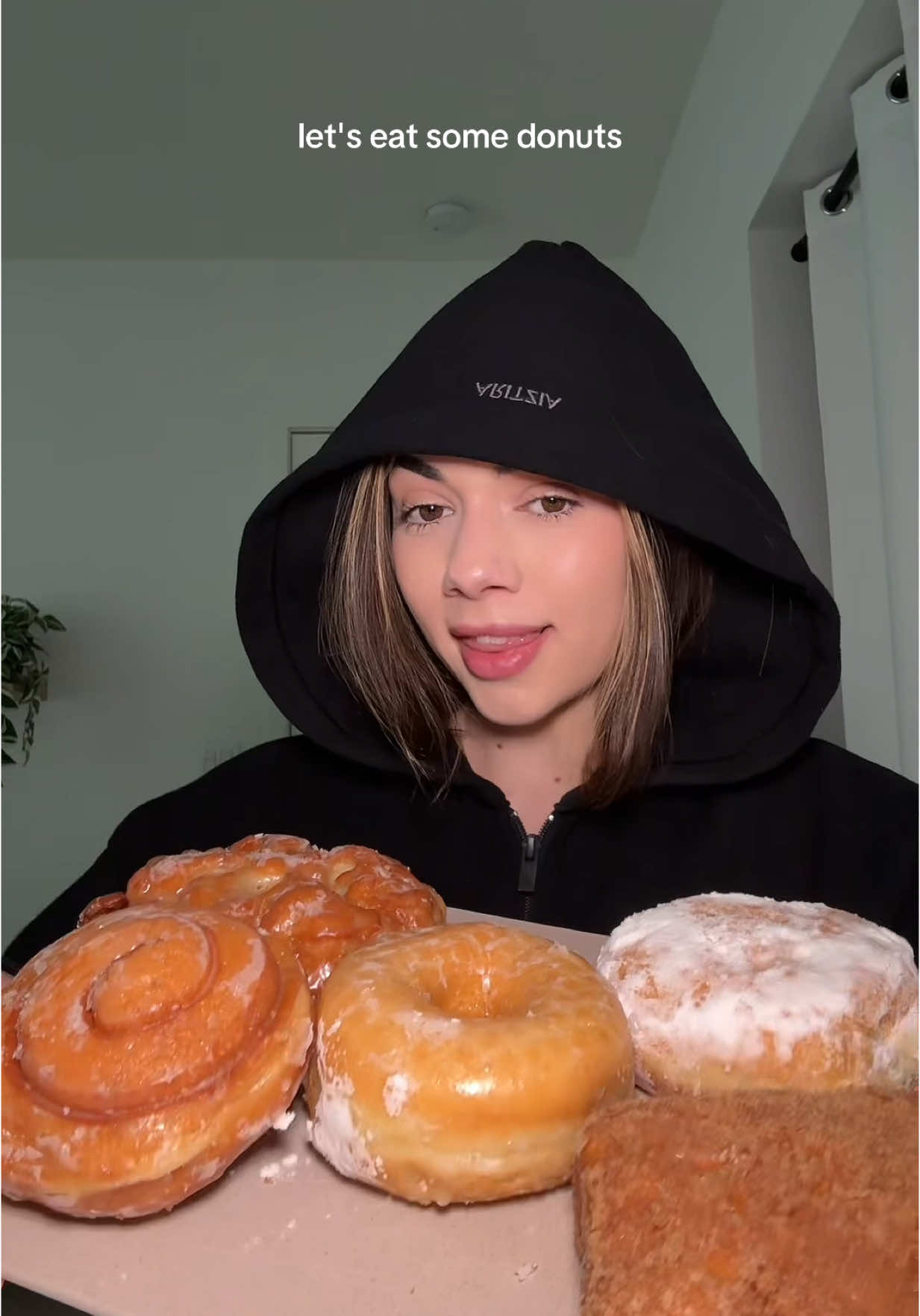 let’s eat some donuts 🍩🍩 #donut #donuts #donutshop #foodtiktok #fypシ゚viral #eating #mukbang #foodreview #tastetest #applefritter #foodies #cinnamonroll 