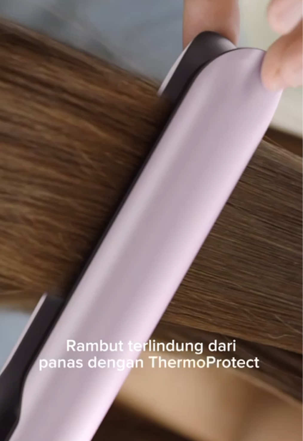 Rambut sehat, berkilau, dan bebas kusut? ✨ Philips Catokan 5000 BHS530 solusinya! ✔ Sekali tarik, hasil maksimal ✔ Teknologi ThermoShield: Lindungi rambut dari panas berlebih ✔ Pelat keramik + minyak argan: Rambut tetap lembut & bercahaya Nonton live streaming sekarang dan nikmati promo eksklusif! 🎉💖 #StylewithCare #PhilipsIndonesia #PhilipsCatokanBHS530 #PerawatanRambut 