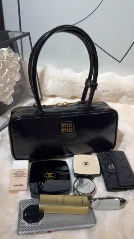 終於找到超級好看早春搭配的miumiu公文包👝 Beau系列真的美到失語！標誌性的Naplak漆面羊皮革，光澤感絕了，不同光線下折射出的光芒，高級又獨特，一看就是奢牌質感。五金採用閃耀的金色，拉鍊順滑流暢，開合間盡顯優雅，五金的色澤與皮革搭配相得益彰，復古又時髦。 	 可別以為它徒有其表，容量超驚喜。日常出門的手機、粉餅、口紅、鑰匙等輕鬆裝下，內里布局合理，找東西一目瞭然，實用性與顏值雙雙在線。 日常出街搭配簡約白T、牛仔褲，Beau包瞬間提升整體穿搭檔次，休閒中透着精緻；穿小香風套裝時，它又是絕佳的時尚搭檔，溫柔又貴氣，不管什麼風格都能完美hold住。 #miumiu #miumiubag