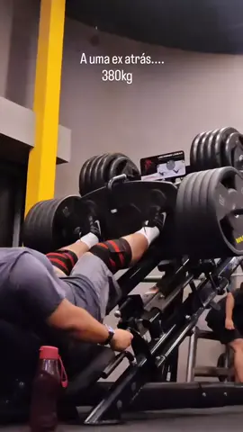 A uma ex atras....shaow não vem, mas levantar 380kg é do c4r4lho kkkkkk #levantamentodepeso #treinopesado 