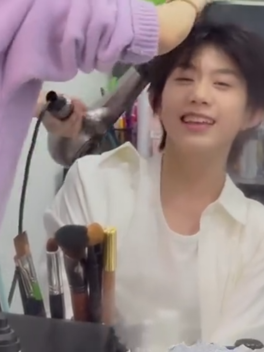 Nhỏ Heng thật là nhiều năng lượng 💜🔥 Nghe nói trong tư liệu tới mấy nhỏ này học Tiếng Việt 🙏🙏 #chenyiheng_陈奕恒 #trandichhang #เฉินอี้เหิง #tffamily_4rd_generation #tfgiatộcf4 