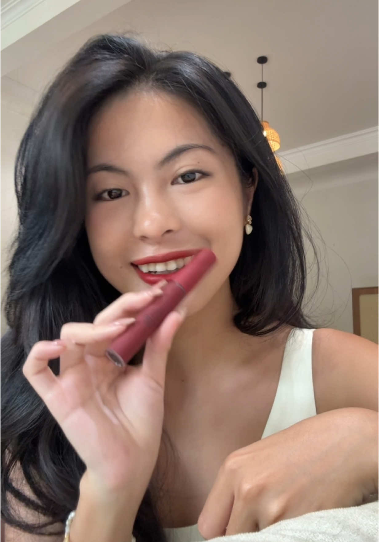 Có thỏi son đỏ nào đẹp hơn nữa mn chỉ mình với nhaa 🫰🏻 #3ce #lipstick #xuhuong  #trend  #congtruatocmay  #makeup 