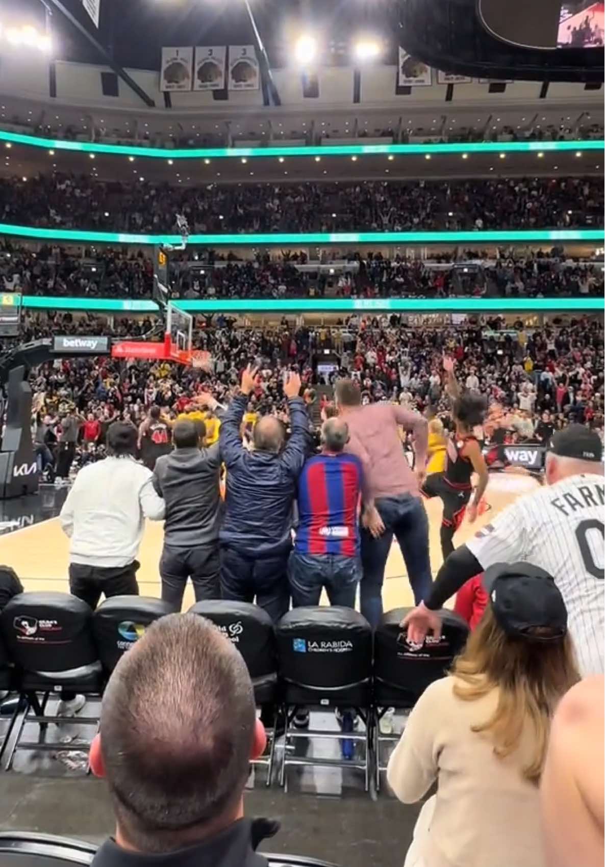 more scenes from last night 😮‍💨🔥#gamewinner #halfcourtshot #NBA #basketball #joshgiddey #chicagobulls #celebration #buzzerbeater 